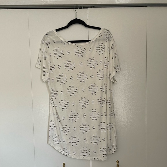 NWT gap factory luxe tshirt. White with deep, navy blue pattern. Super soft! XXL - Picture 15 of 16